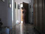 Matura italiana apre la porta al fattorino in topless