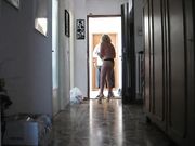 Matura italiana apre la porta al fattorino in topless