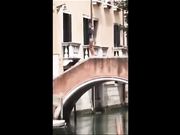 Nudista a Venezia