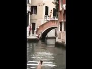 Nudista a Venezia