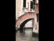 Nudista a Venezia