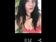 Ragazza fuma una sigaretta su periscope