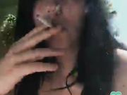 Ragazza fuma una sigaretta su periscope