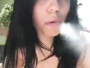 Ragazza fuma una sigaretta su periscope