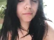 Ragazza fuma una sigaretta su periscope