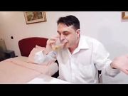 Andrea Diprè beve un bicchiere di piscia