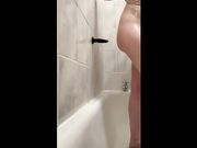 Si masturba il culo nella doccia con dildo a ventosa