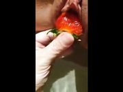 Fragolina entra nella sua fragola