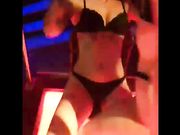 Valentina in disco gioca con amica scenetta lesbo