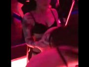 Valentina in disco gioca con amica scenetta lesbo