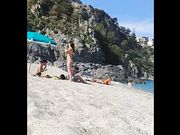 Ragazza con bel culo in bikini in spiaggia