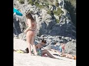 Ragazza con bel culo in bikini in spiaggia