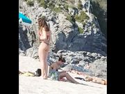 Ragazza con bel culo in bikini in spiaggia