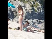 Ragazza con bel culo in bikini in spiaggia