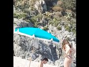 Ragazza con bel culo in bikini in spiaggia