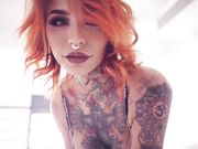 Sexy strip ragazza rossa tatuata con gran corpo