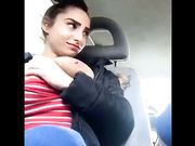 Esce le tettone in macchina