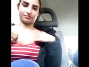 Esce le tettone in macchina