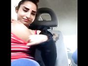 Esce le tettone in macchina