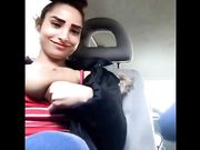 Esce le tettone in macchina