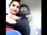 Esce le tettone in macchina