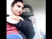 Esce le tettone in macchina