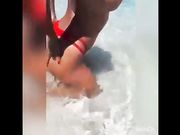 Moglie italiana tettona in topless al mare