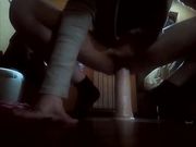 Ragazza si sfonda con dildo enorme
