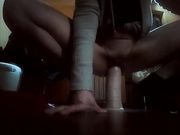 Ragazza si sfonda con dildo enorme