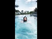 Suicide Girl fa il bagno nuda nella piscina