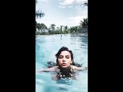Suicide Girl fa il bagno nuda nella piscina
