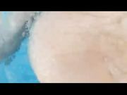 Coppia italiana fa sesso in piscina