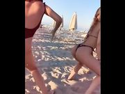 Twerking in spiaggia ragazze italiane