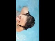 Moglie italiana abbocca al cazzo in piscina