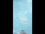 Coppia italiana si rilassa in piscina