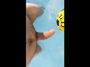 Coppia italiana si rilassa in piscina