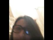 Ragazza con occhiali si masturba la fica sul pavimento