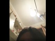 Ragazza con occhiali si masturba la fica sul pavimento