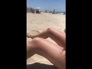 Morettina fica topless in spiaggia pubblica