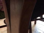 Mamma spiata sotto il tavolo