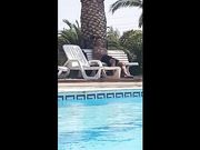 Pompino subacqueo in piscina con guardone