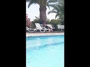 Pompino subacqueo in piscina con guardone