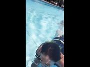 Pompino subacqueo in piscina con guardone