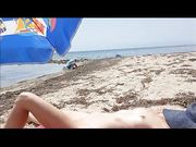 Nausica in spiaggia nuda con guardone anziano