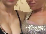 Italiana 18 enne e amica 30 enne escono le tette