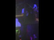 Ragazza immagine fica in discoteca che balla