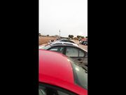 Lo sbocchina sul cofano della macchina in un parcheggio
