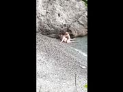 Coppia esibizionista spiata mentre scopa al mare