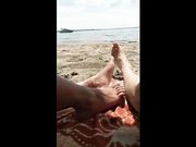 Coppia nudista in spiaggia