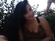 Italiana pompa il fidanzato e si masturba all'aperto
